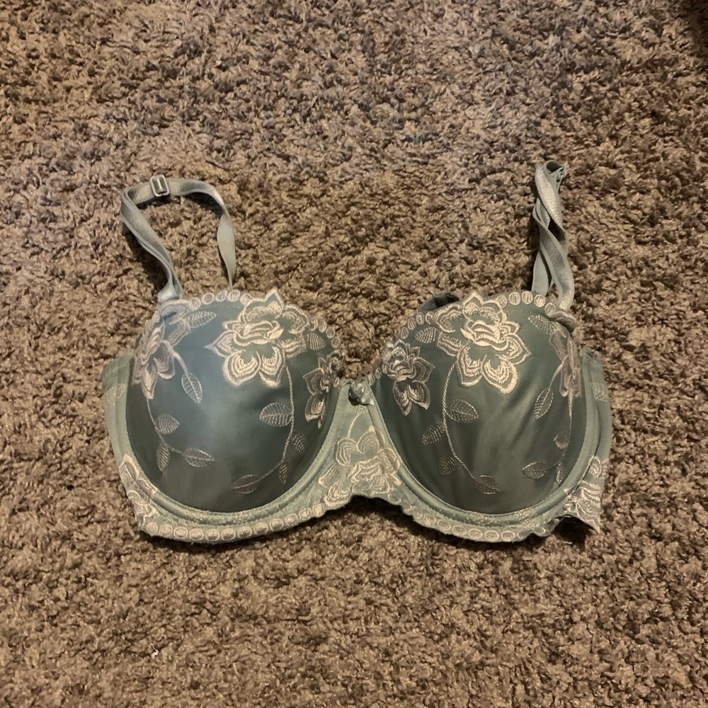 Removable straps, blue floral bra